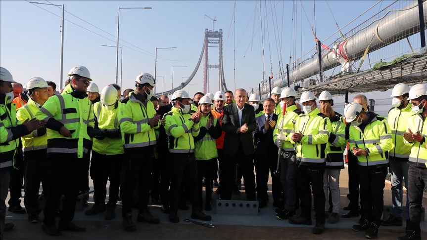 Turqi, vendoset pjesa e fundit e dyshemesë së urës së re të Çanakalasë që do të lidhë Evropën dhe Azinë