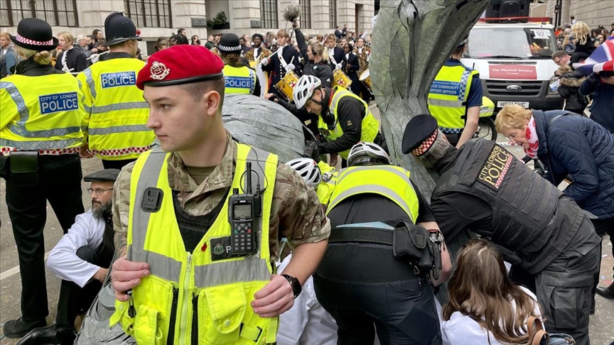 İngilterede çevrecilerin geçit törenindeki eylemine polis müdahale etti