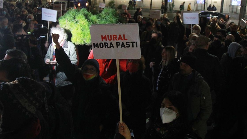 Sırbistan'da savaş suçlusu Mladic'in duvar resminin korunmasına ilişkin protestolar sürüyor