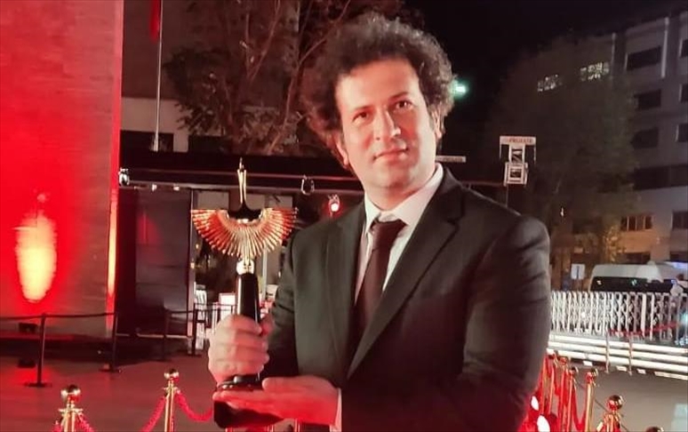 فیلم ایکیزلر جایزه بهترین مستند جشنواره بین‌المللی «دده قورقود» را به خود اختصاص داد