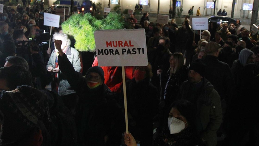 Protesti u Beogradu zbog murala: Odnos prema ratnim zločincima ključ ozdravljenja Srbije