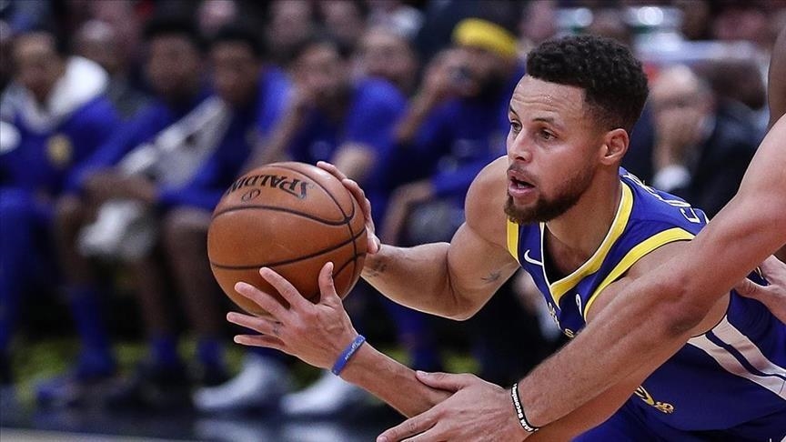 Curry leads Warriors past Bulls, becomes NBAs top 3-point shooter