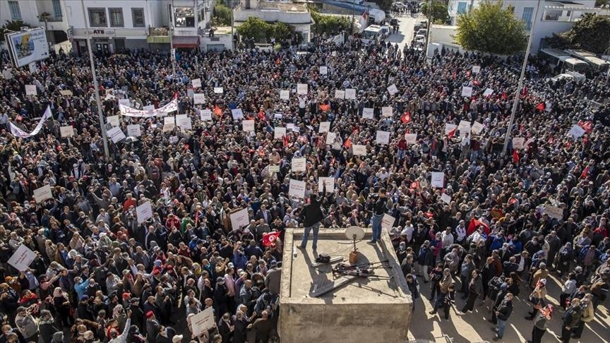 Tunisie : Des protestataires contre les mesures de Saïed tentent d'atteindre le siège du Parlement  