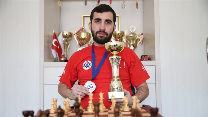 Milli satranççı Berkay Çelik, Türkiyeye gümüş madalya getirmenin gururunu yaşıyor
