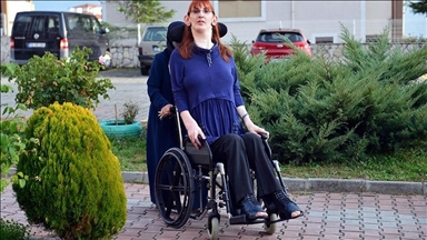 World’s tallest woman aspires to travel globe