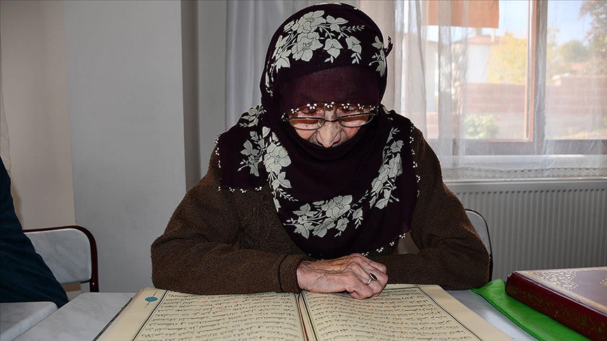Amasyalı Nazmiye nine 91 yaşında Kur'an okumayı öğreniyor