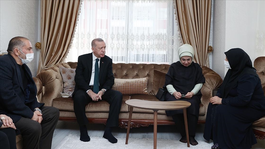 Cumhurbaşkanı Erdoğan ve eşi Emine Erdoğan, kılıçlı saldırıda hayatını kaybeden Başak Cengizin ailesini ziyaret etti
