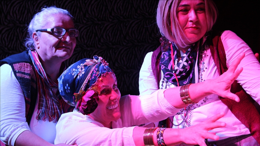 Ev hanımlarının kurduğu tiyatro grubu, ilk oyunlarını sahneleyecek