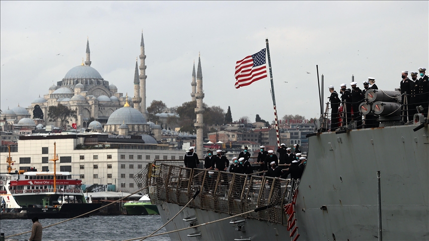 Američki ratni brod "USS Porter" u luci Sarayburnu u Istanbulu