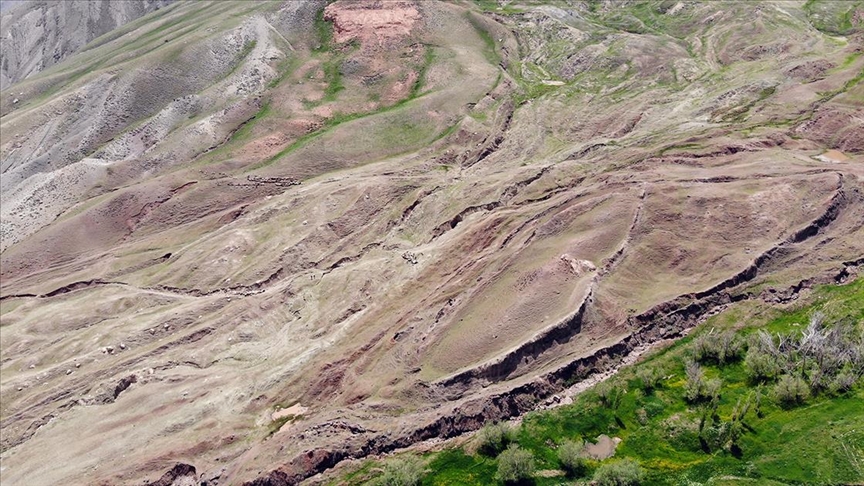 Ünlü belgesel kanalı Nuh'un Gemisi'nin kalıntılarının olduğuna inanılan alanı görüntülüyor