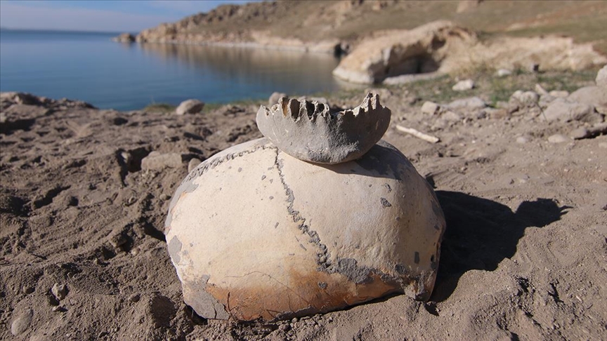 Vanda Demir Çağına ait insan kemikleri, seramik ve çömlek parçaları bulundu