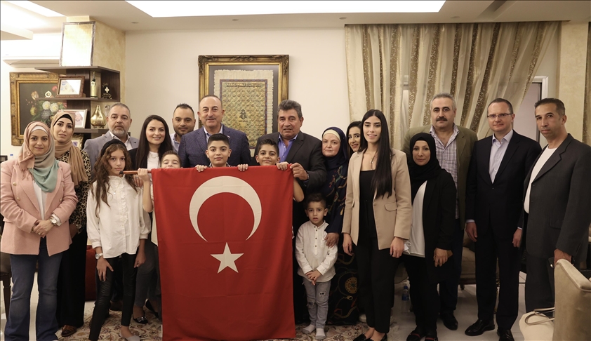 Liban: le MAE turc, Cavusoglu rend visite à une famille libanaise d'origine turque