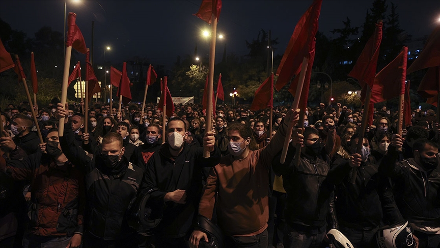 Κατά τη διάρκεια της εορταστικής πορείας της 17ης Νοεμβρίου στην Ελλάδα ψάλλονταν ένα σύνθημα κατά των όπλων