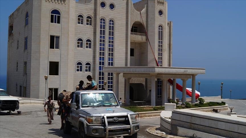 انسحاب بالحديدة وتراجع بمأرب.. ما وراء انتكاسة الحكومة في اليمن؟ (تحليل)