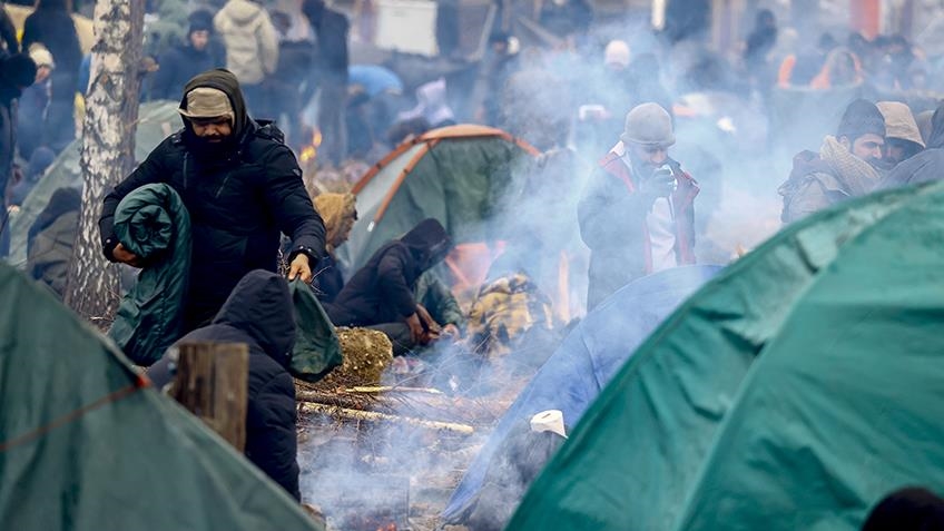 Miles de migrantes permanecen en la frontera entre Bielorrusia y Polonia en medio de bajas temperaturas