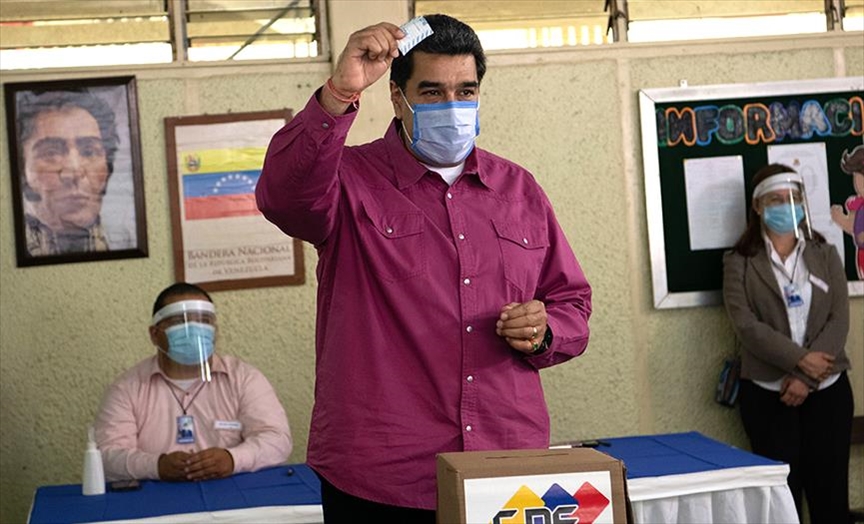 De cara a las elecciones de este domingo y con una oposición dividida, Nicolás Maduro insta a los venezolanos a votar 