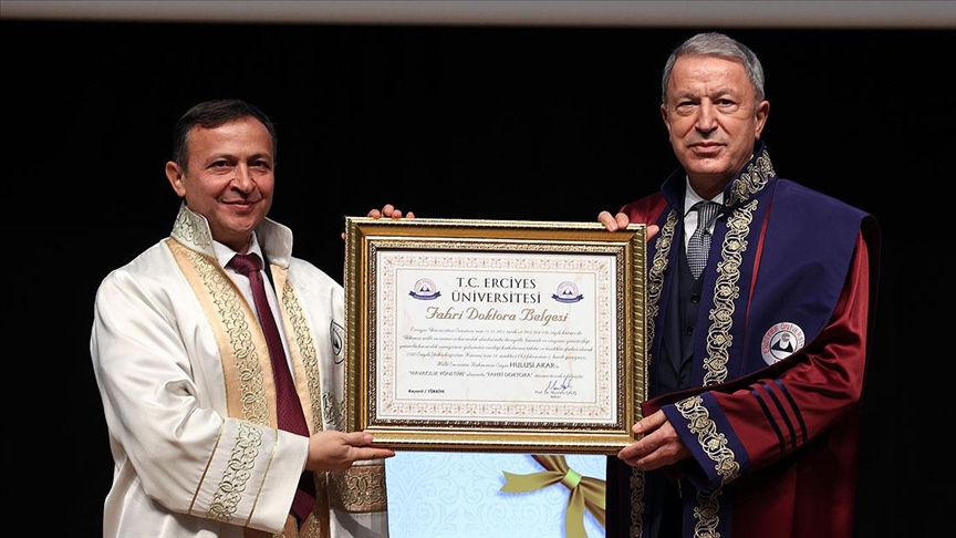 Erciyes Üniversitesinden Bakan Akar'a fahri doktora