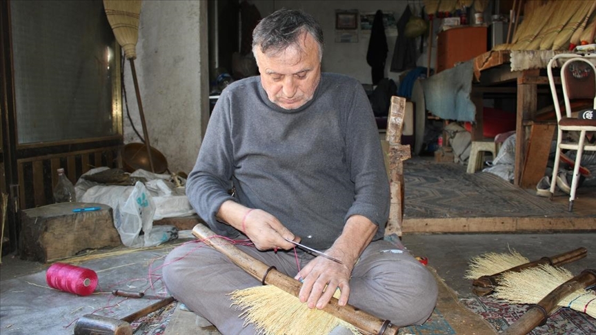 Necati usta 40 yıldır süpürge üretimiyle ekmek parasını kazanıyor