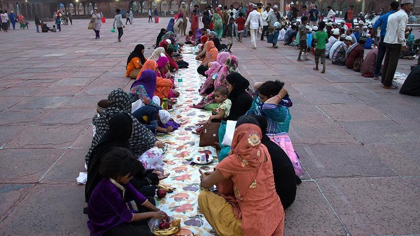 Controversia en India por que una de sus ciudades prohíbe la venta de comida no vegetariana en las calles