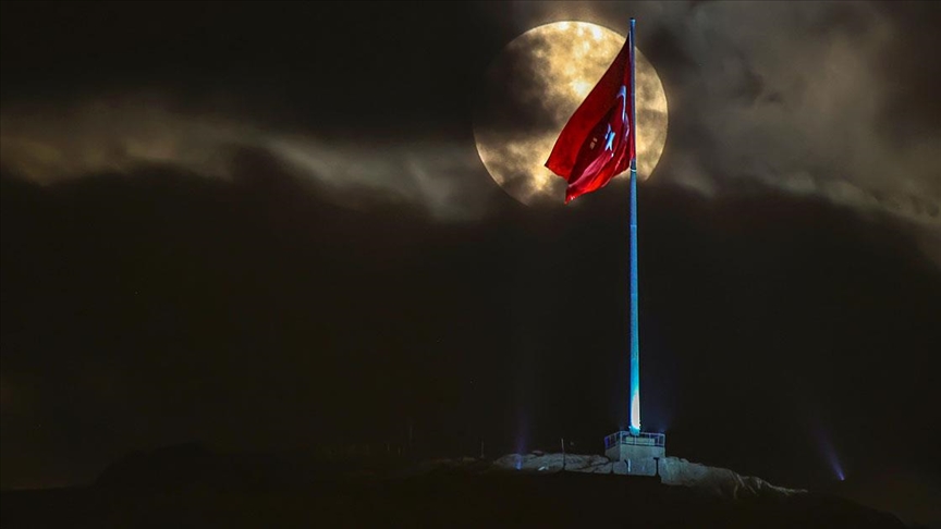 Toprak Kale zirvesinde dolunay Türk bayrağıyla güzel görüntüler oluşturdu