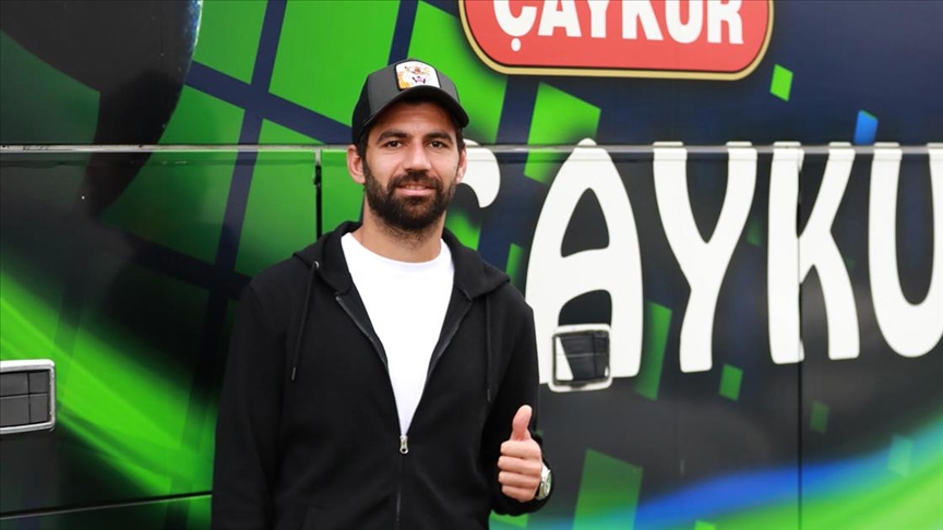 Çaykur Rizesporlu Selim Ay hem savunmaya hem de hücuma katkı sağlıyor