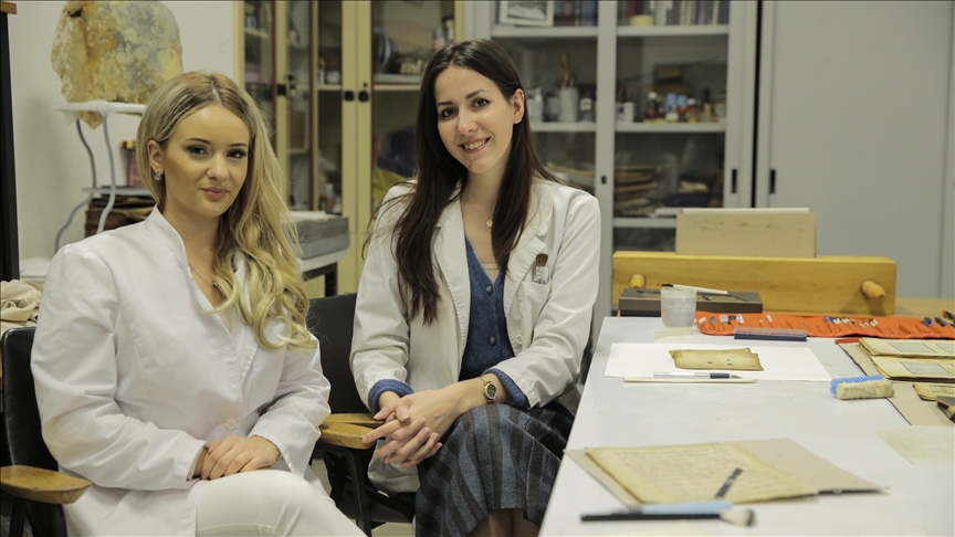 Prve restauratorke u BiH Lamija Avdić i Nejra Ljubuškić: Očuvanjem starih knjiga i rukopisa čuvamo naš identitet