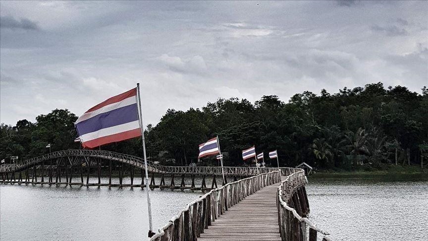 La Thaïlande célèbre la fête des lumières "Loi Krathong"