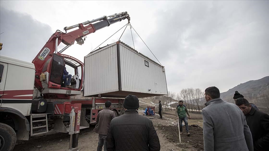 Erzurumdaki depremde evleri hasar görenlere konteyner ulaştırıldı