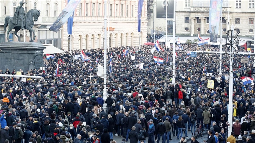 Hrvatska: U Zagrebu se okupilo više od 10.000 prosvjednika protiv Covid potvrda i cijepljenja