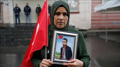 Diyarbakır anneleri yağmur altında evlat nöbetini sürdürdü