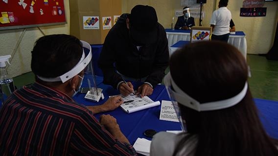 Venezuela halkı, bölgesel ve yerel seçimler için sandık başında