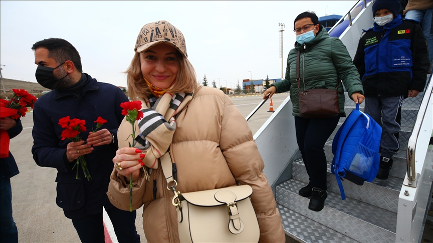 Kapadokya Havalimanına gelen Moldovalı turistler karanfille karşılandı