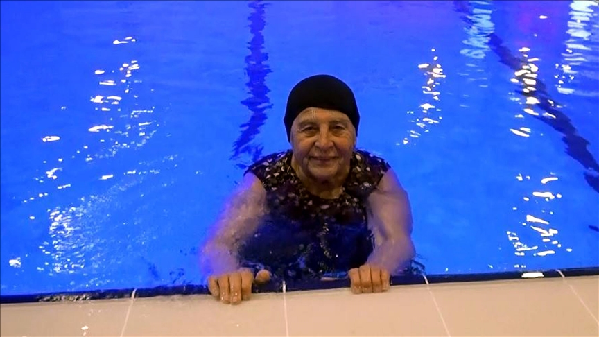 Sağlığı için başladığı yüzmeyi 79 yaşında da aksatmıyor