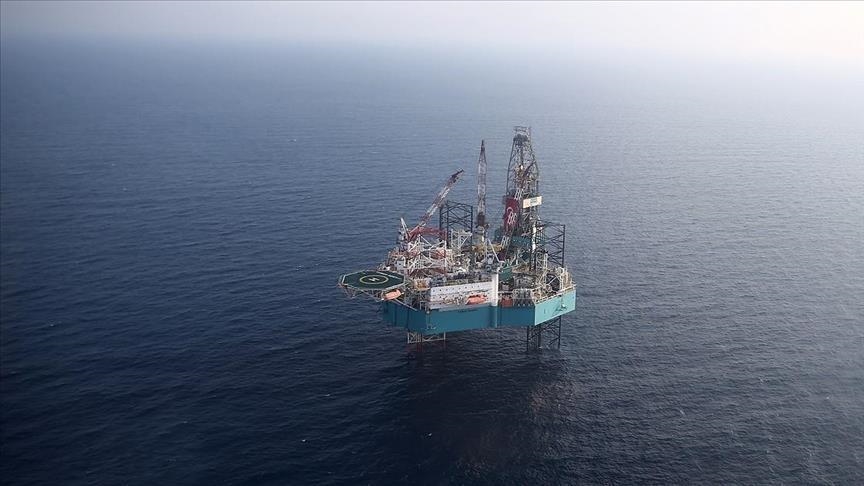 Precio del crudo se desploma ante posible liberación de reservas por parte de Japón