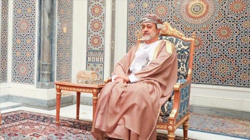 سلطان عمان يبدأ أول زيارة إلى قطر