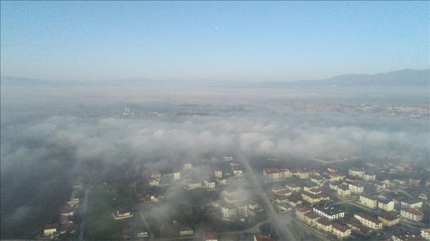 Равнина Дюздже в Турции в утреннем тумане