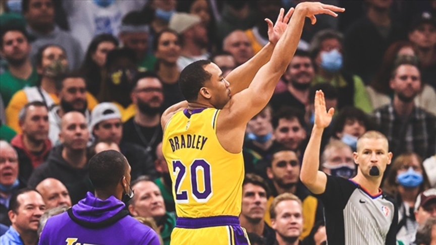 NBAde Lakers, LeBronun oyundan atıldığı Pistons maçını kazandı
