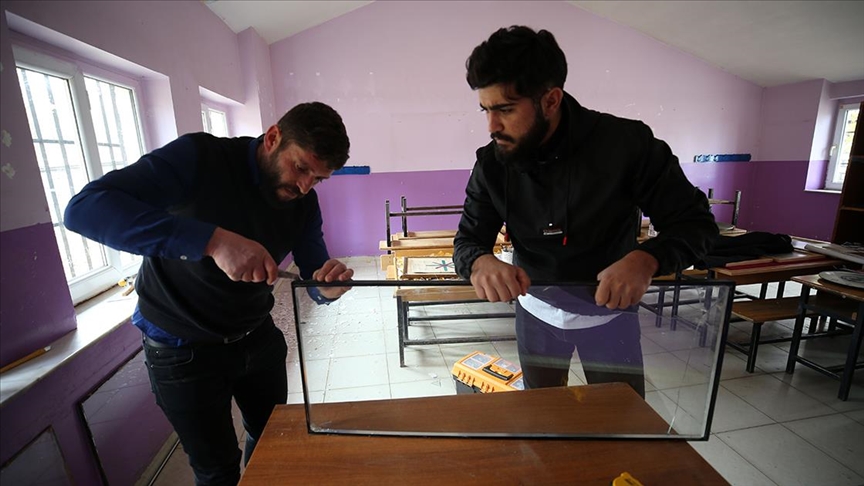 Bitlis'te üniversite öğrencileri ara tatilde köy okulunu onardı