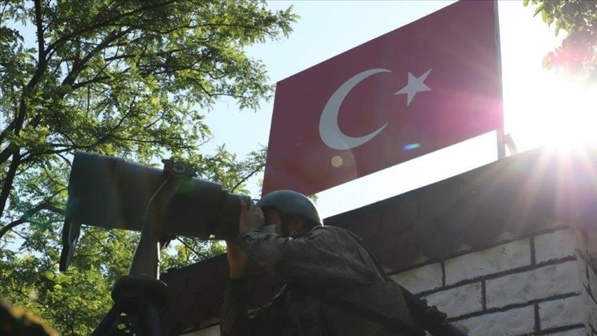 Turkish forces round up 3 terrorists fleeing to Greece