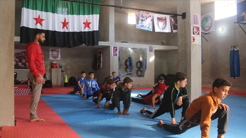 بقدم واحدة.. شاب سوري يدرب أيتامًا على "الكونغ فو" (تقرير)