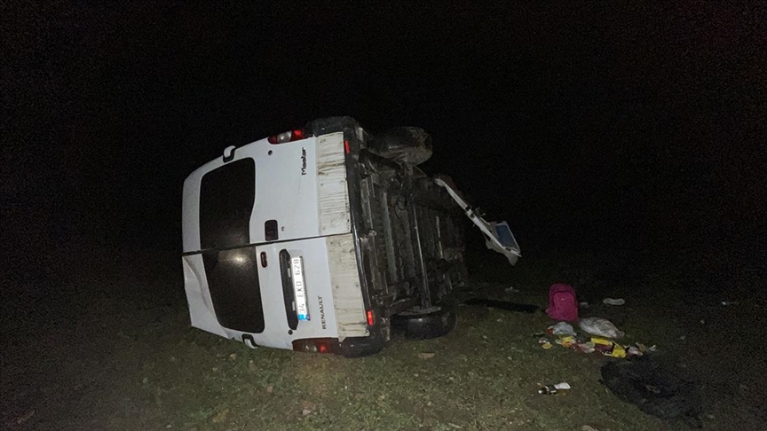 Edirne'de göçmenleri taşıyan minibüsün devrilmesi sonucu 16 kişi yaralandı