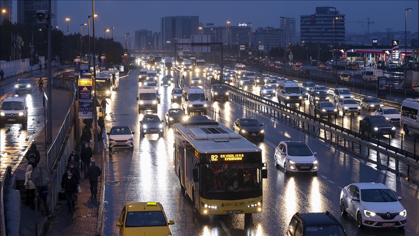 İstanbul'da yağışın etkisiyle trafik yoğunluğu daha da arttı 
