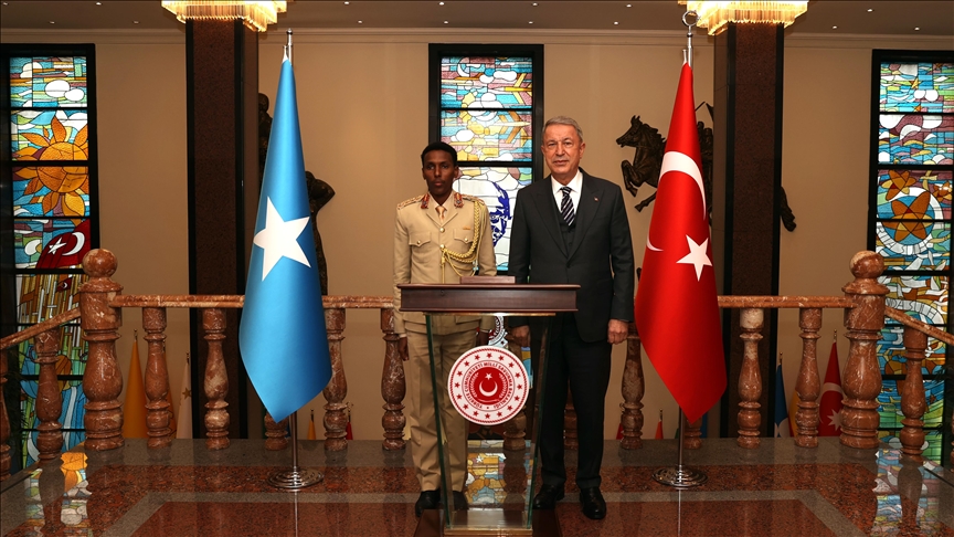 Turkish defense minister meets Somali army chief