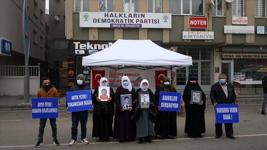 Muşta çocukları PKKlı teröristlerce kaçırılan aileler HDP önünde eylem yaptı