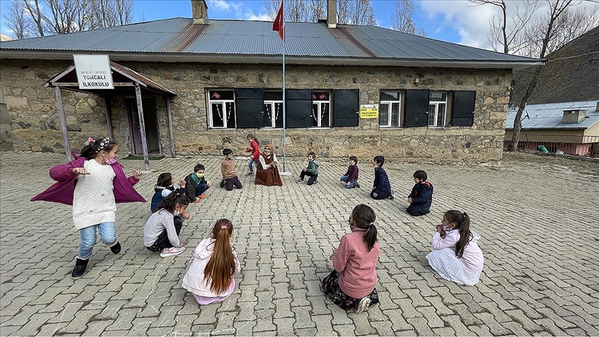 Dağ köyünün fedakar öğretmeni öğrencilerini eğitsel oyunlarla geleceğe hazırlıyor