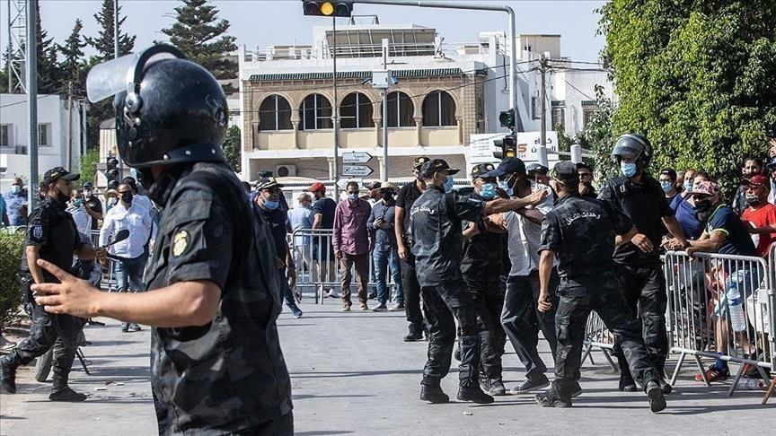 Tunisie: les forces de l'ordre interdisent la marche de dizaines de chômeurs 