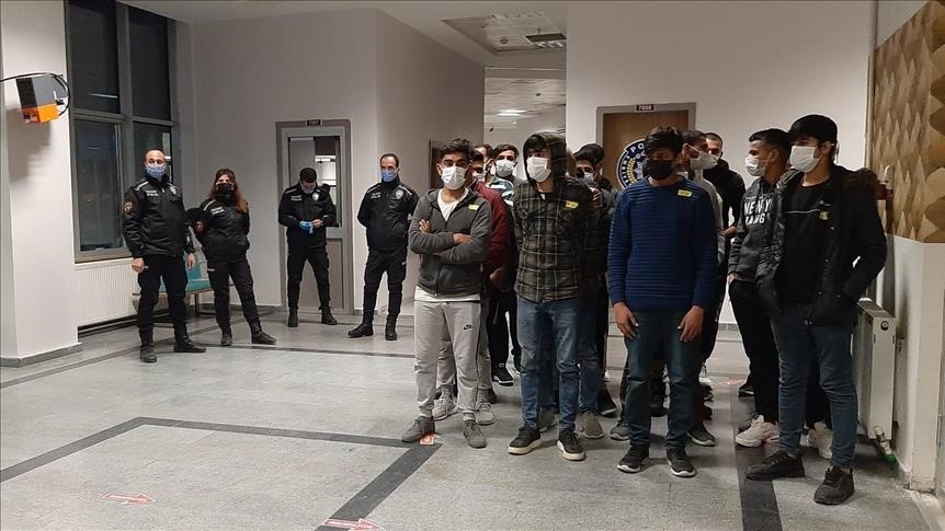 Over 300 irregular migrants held across Turkey: Security sources