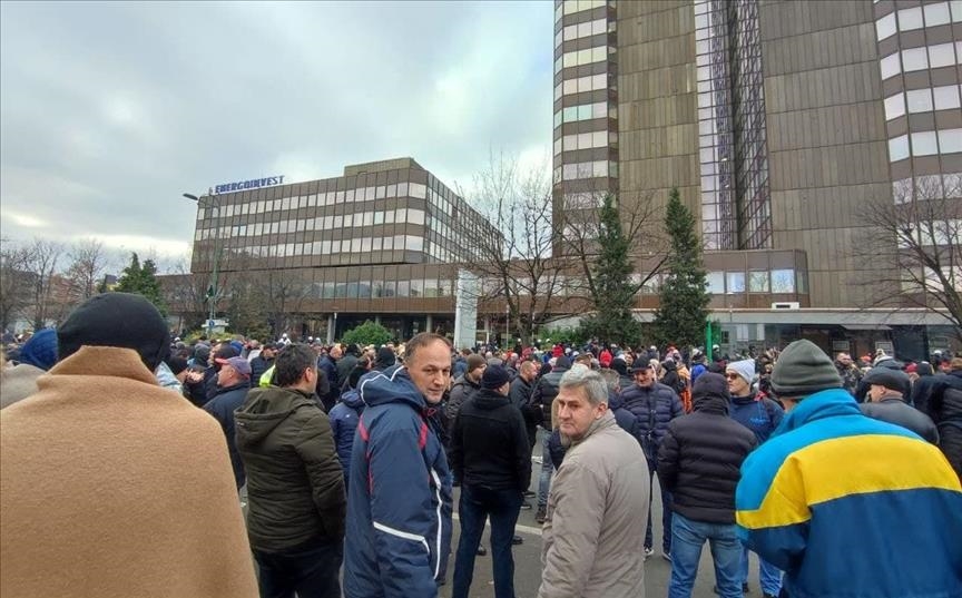 На протестот на рударите во Сараево им се приклучија сопругите и граѓаните