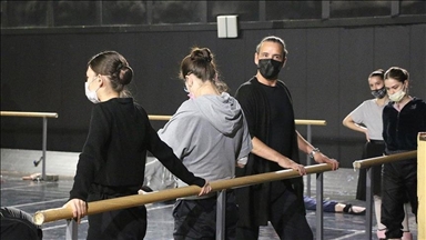 Turkish ballet dancer trains North Macedonian dancers