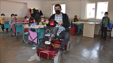 روز معلم در ترکیه؛ عشق بی‌دریغ معلم معلول به شغل و دانش‌آموزانش